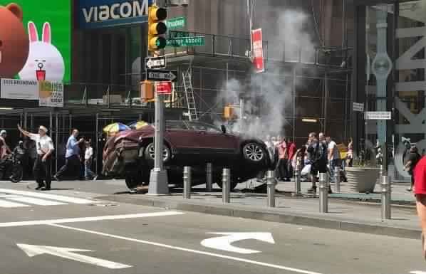 Une voiture fonce sur la foule à New York