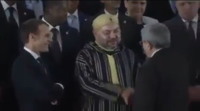 Sommet d’Abidjan : Poignée de main entre SM le Roi et le premier ministre algérien