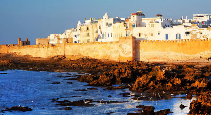 Réalisation à Essaouira de fresques murales célébrant le retour du Maroc à l’UA