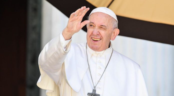 Le Pape François quitte l’aéroport de Rome à destination du Maroc