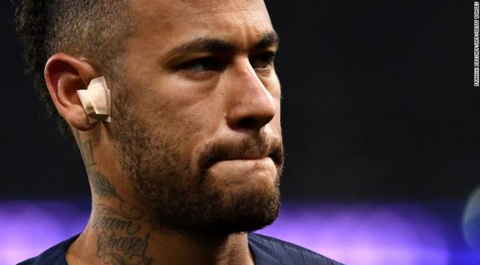 Le joueur international Neymar frappe un supporter de Rennes