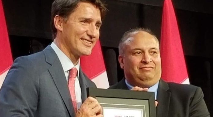 Justin Trudeau remet un prix d’excellence en enseignement au Marocain Said Majedani