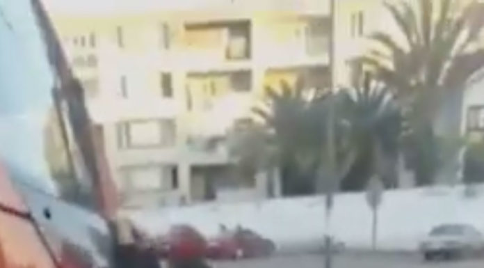 Casablanca: un enfant s’accroche au tramway en toute insouciance (vidéo)