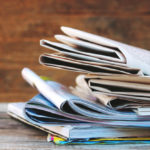 journaux-magazines-vieille-table-bois_104376-657