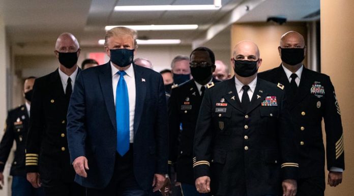 Etats-Unis: Trump porte un masque en public pour la première fois !