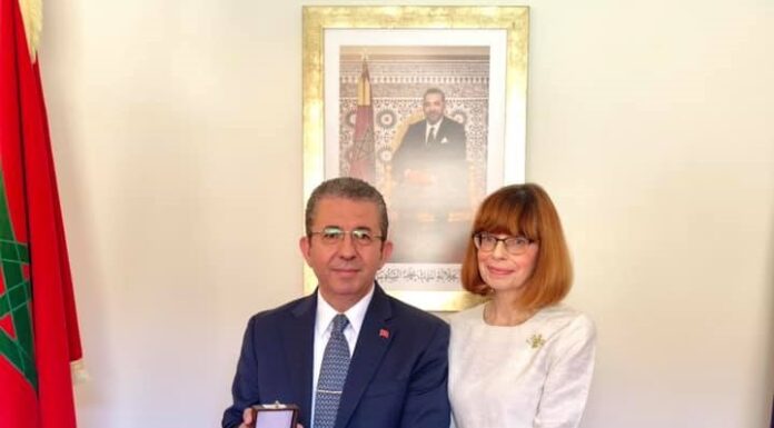 Diplomatie: L’ex-Ambassadeur d’Australie au Maroc décorée d’un Wissam Royal