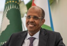 Le président de la Commission de l’UA salue le rôle actif du Maroc dans la promotion de la paix et de la coopération régionale