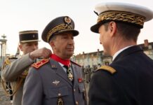 Paris: le Général de Corps d’Armée, Mohammed Berrid, Inspecteur Général des FAR et Commandant la Zone Sud, reçoit l’insigne de Commandeur de la Légion d’Honneur