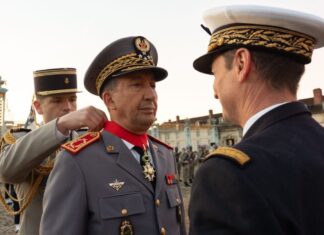 Paris: le Général de Corps d’Armée, Mohammed Berrid, Inspecteur Général des FAR et Commandant la Zone Sud, reçoit l’insigne de Commandeur de la Légion d’Honneur