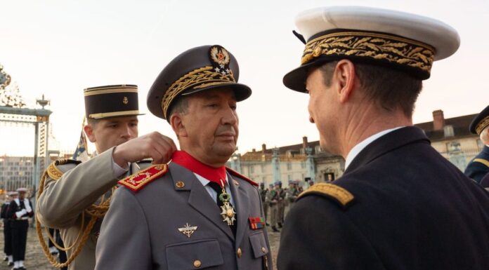 Paris: le Général de Corps d’Armée, Mohammed Berrid, Inspecteur Général des FAR et Commandant la Zone Sud, reçoit l’insigne de Commandeur de la Légion d’Honneur