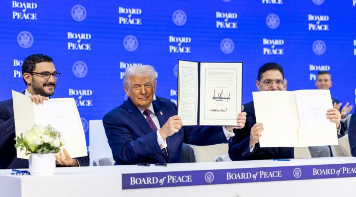 Sur Hautes Instructions de SM le Roi Mohammed VI, Président du Comité Al-Qods, Nasser Bourita a signé à Davos la Charte constitutive du Conseil de Paix