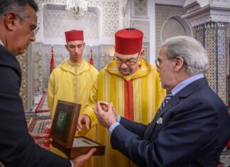 Sa Majesté le Roi reçoit le Wali de Bank Al-Maghrib au Palais Royal à Tétouan