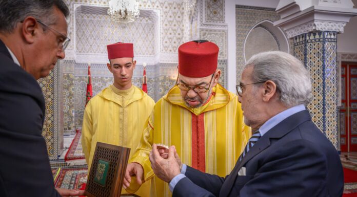 Sa Majesté le Roi reçoit le Wali de Bank Al-Maghrib au Palais Royal à Tétouan